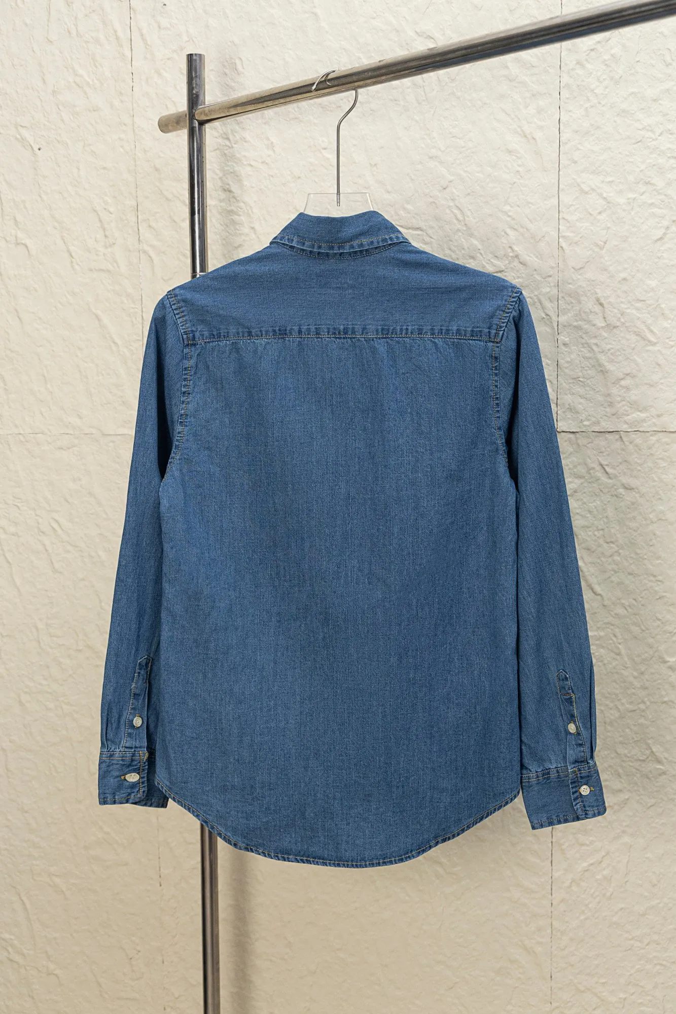 P240 Style number: JZ002 Rah Lauren colorful small label logo embroidered denim shirt. Same style for men and women. Complete with three labels. Complete package. Official website details consistent. Made of denim fabric. Denim fabric has been treated with a special process, soft yet crisp. Ready-to-wear washed. Skin-friendly and comfortable. Classic and invincible. Suitable for business and leisure. Collar buttons. Different currencies. All fabric accessories are original and the details are very good. Color: Denim blue Size: S M L XL